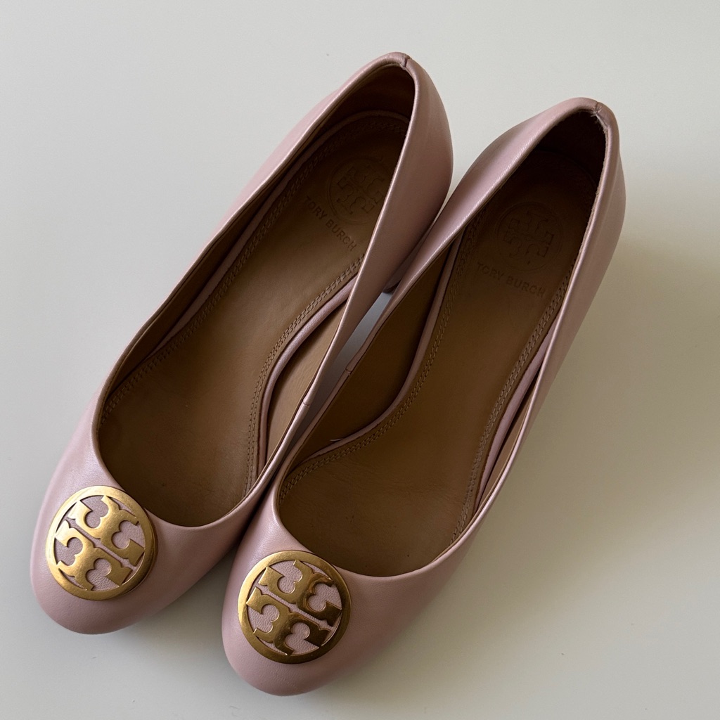 Tory Burch Pumps With Gold Emblem